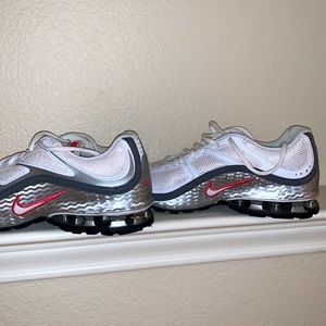 Nike 💫 Tennis Athletic Shoes. Like New. Size 8.